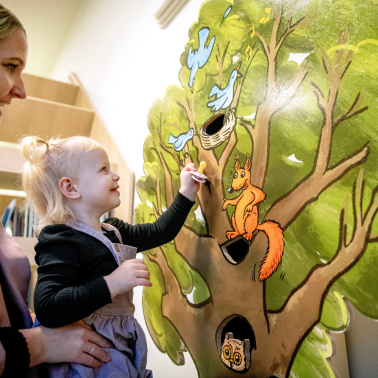 Laura putter sut i suttetræ