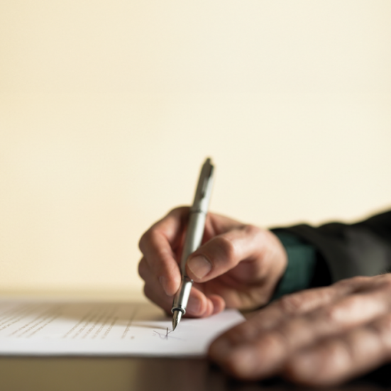 hænder der underskriver dokument