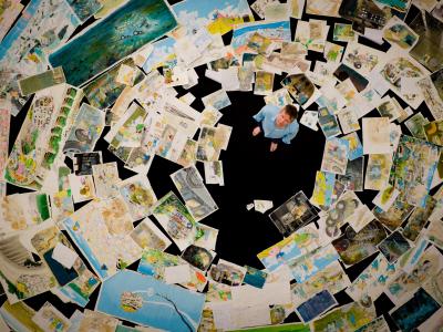 Jakob Martin Strid og en masse af hans tegninger fotograferet oppefra