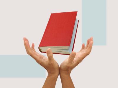 To hænder løfter en rød bog på en lys grafisk baggrund.