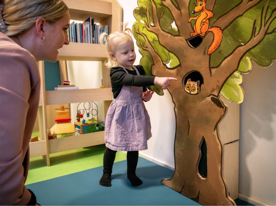 Laura peger på suttetræ