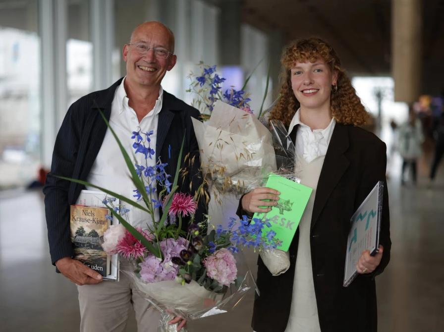 De to prisvindere af Jyllands-Postens litteraturpris med blomster
